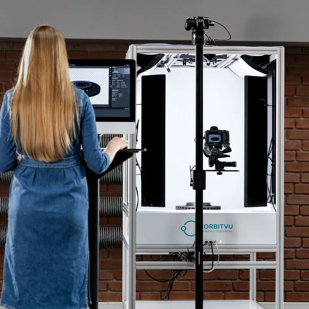 Kobieta obsługująca setup studia fotograficznego Orbitvu