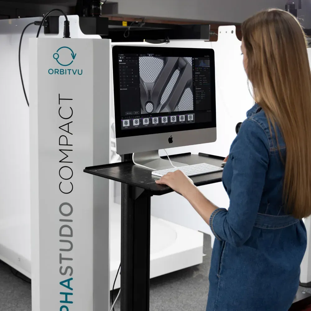 Kobieta korzystająca z Orbitvu Alphastudio Compact