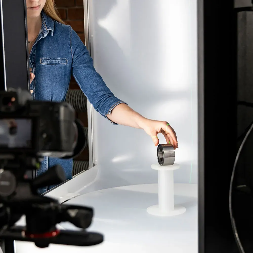 Umieszczanie produktu w lightboxie studia fotograficznego